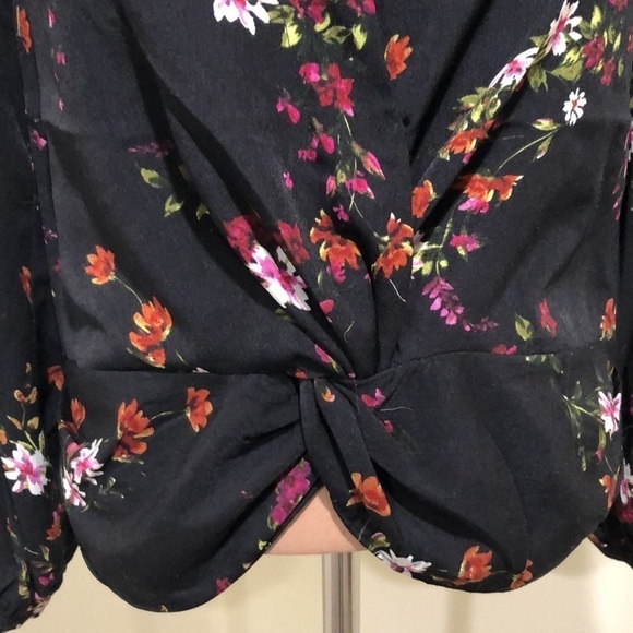Revolve Heartloom Top Size Medium Black Floral Twist Front Blouson Sleeve - Picture 3 of 10
